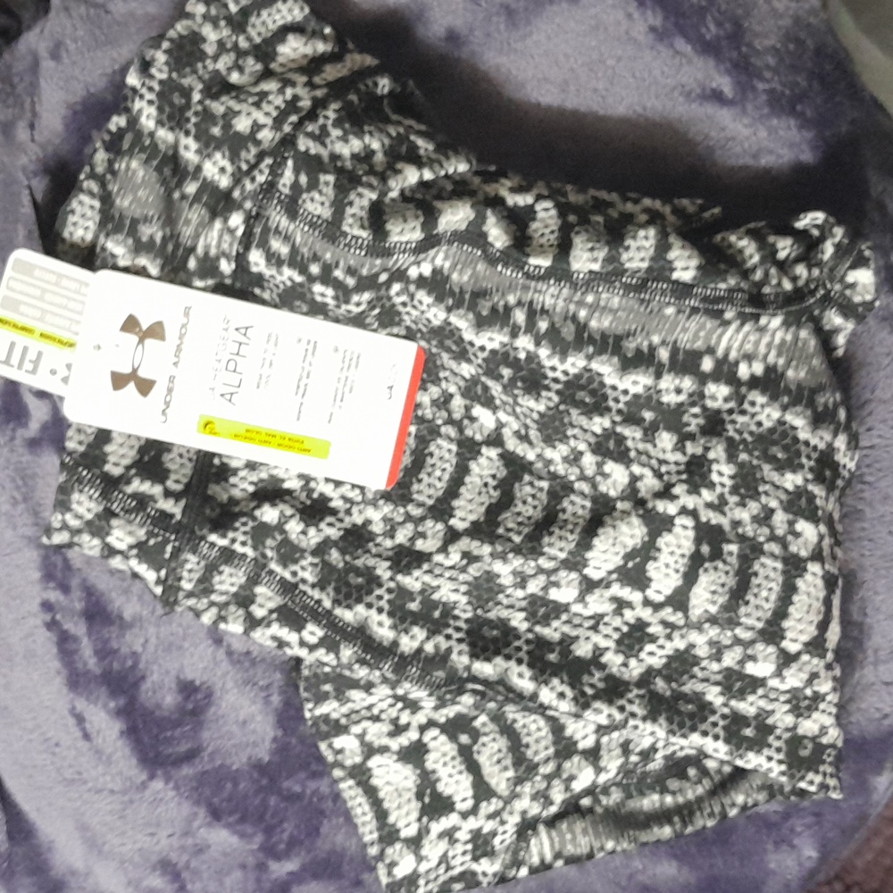 - - NwT Under Armour Compression heat gear Leggings animal.print